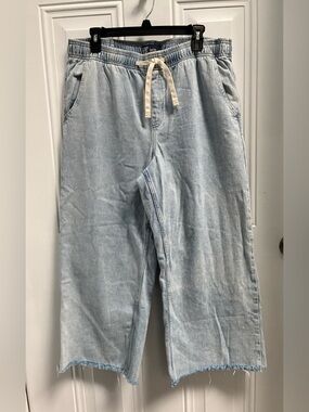 GAP High Rise Pull-On Wide-Leg
Jeans